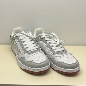 Guess White and Gray Converse Men’s Size 9 (NWOT)